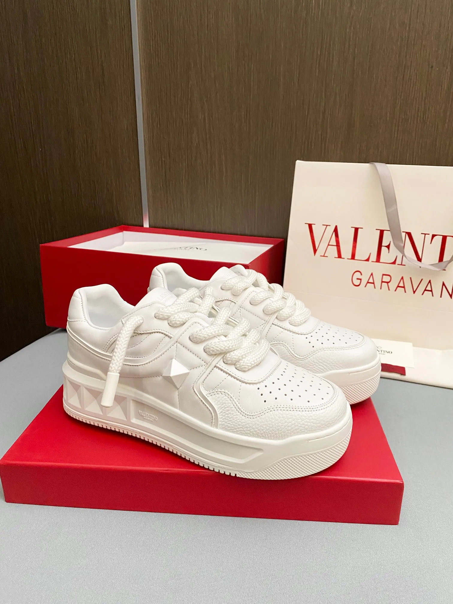 👟👟Ex-factory price 640👟👟 Women's shoes, women's clothing 🔺Valentino🔺Valentino new casual shoes 2023 latest model hot style for catwalk couples thick shoelaces, same style as Elsa Hosk, Zhang Yixing, Guan Xiaotong and many other stars 🔥 Top version + lasting process, uppers are fully oiled. Fabric: Customized cowhide + cowhide lining with breathable mesh. Outsole: original molded TPU thickened outsole. Size for women is 35-40. Men’s size is 39-45.